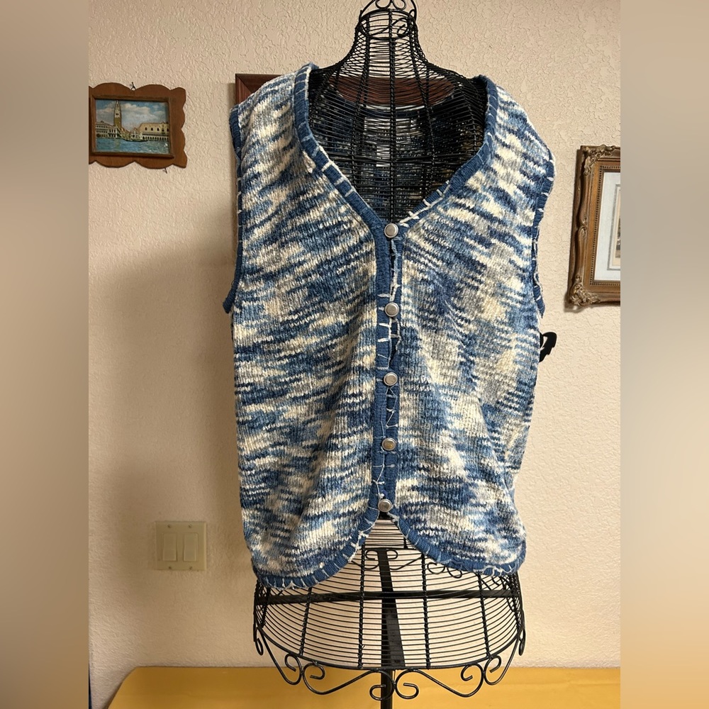 VINTAGE HAND MADE KNITTED VEST by Capeisle knitters